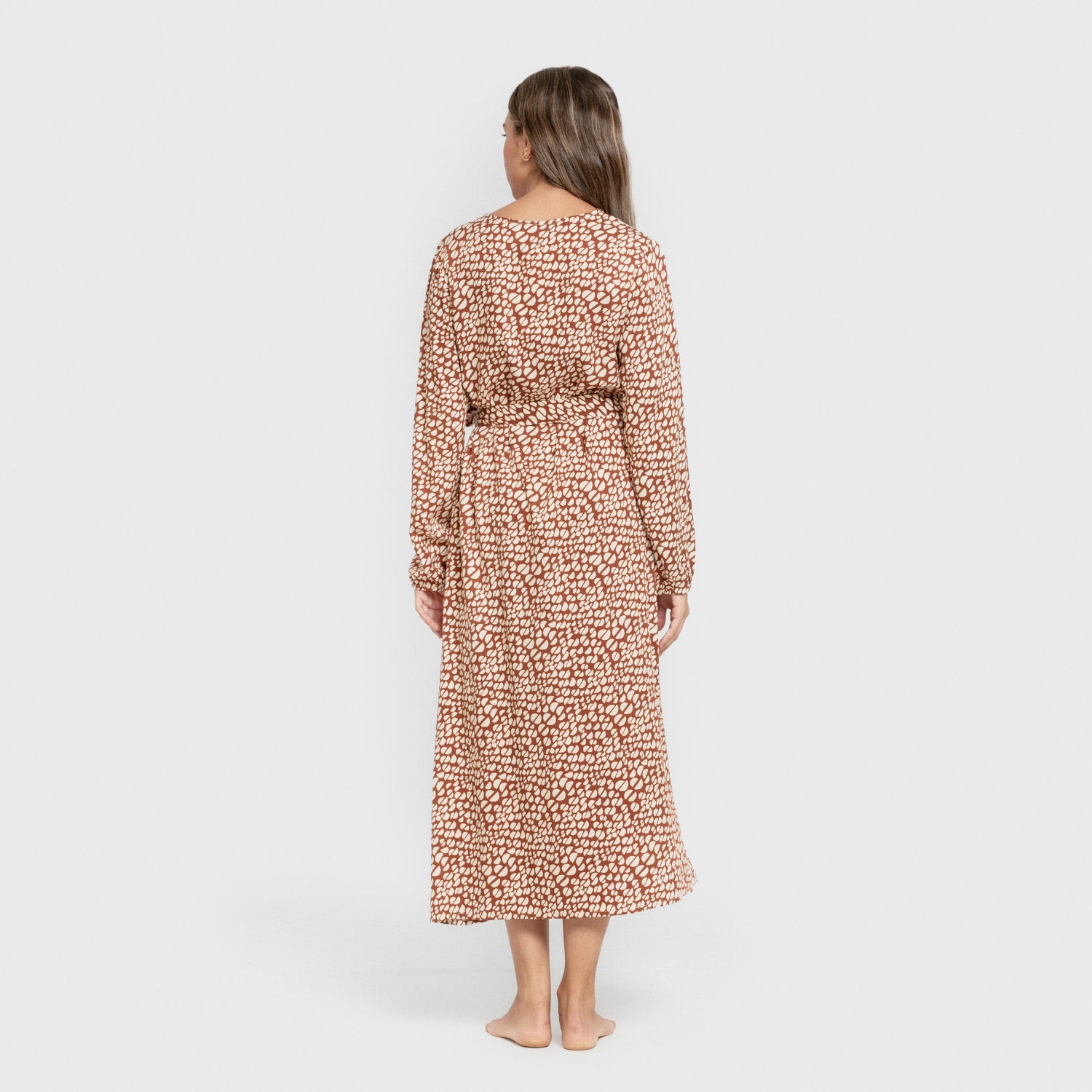 Vestido midi de viscose cor sérum, mangas compridas, decote em V, terracota.