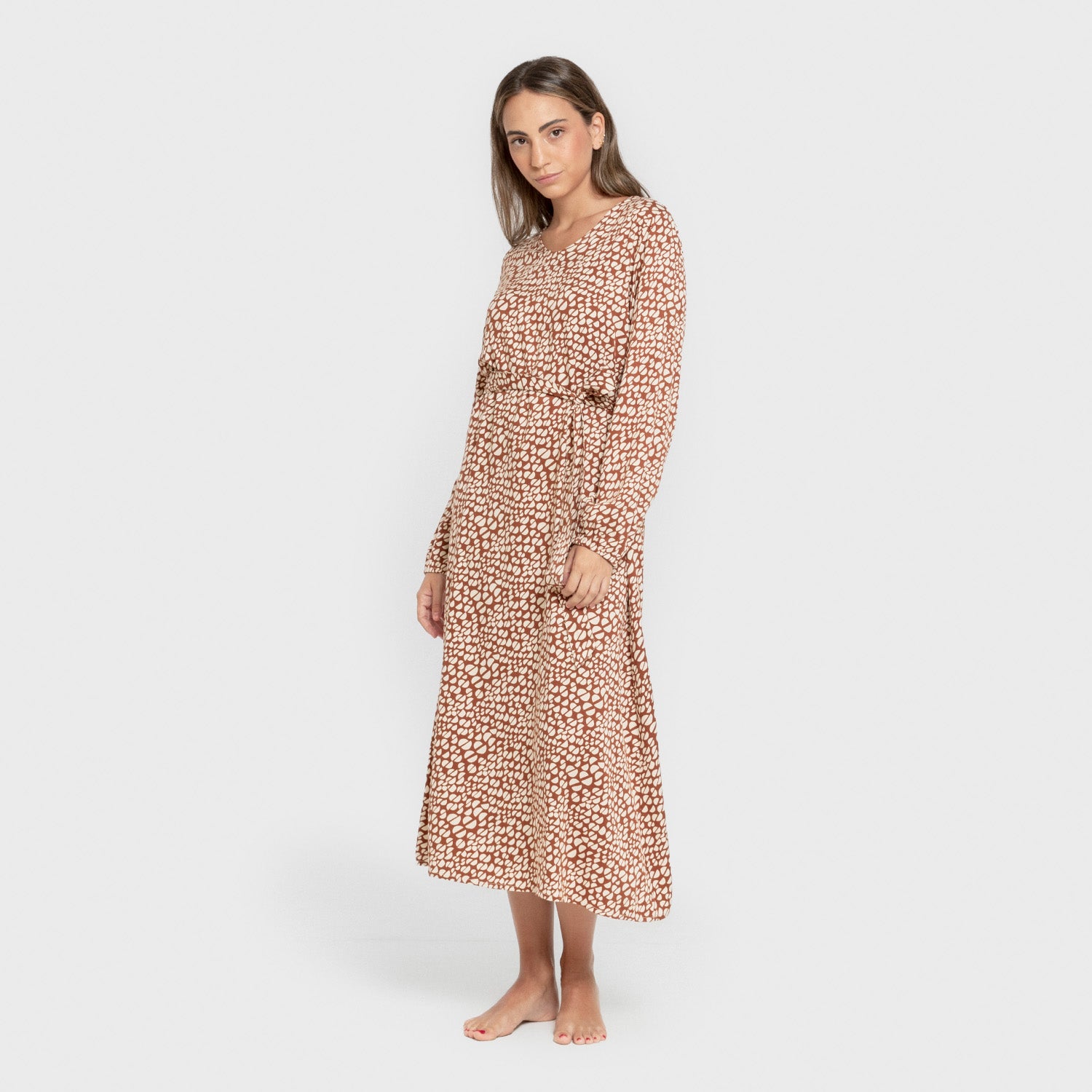 Vestido midi de viscose cor sérum, mangas compridas, decote em V, terracota.