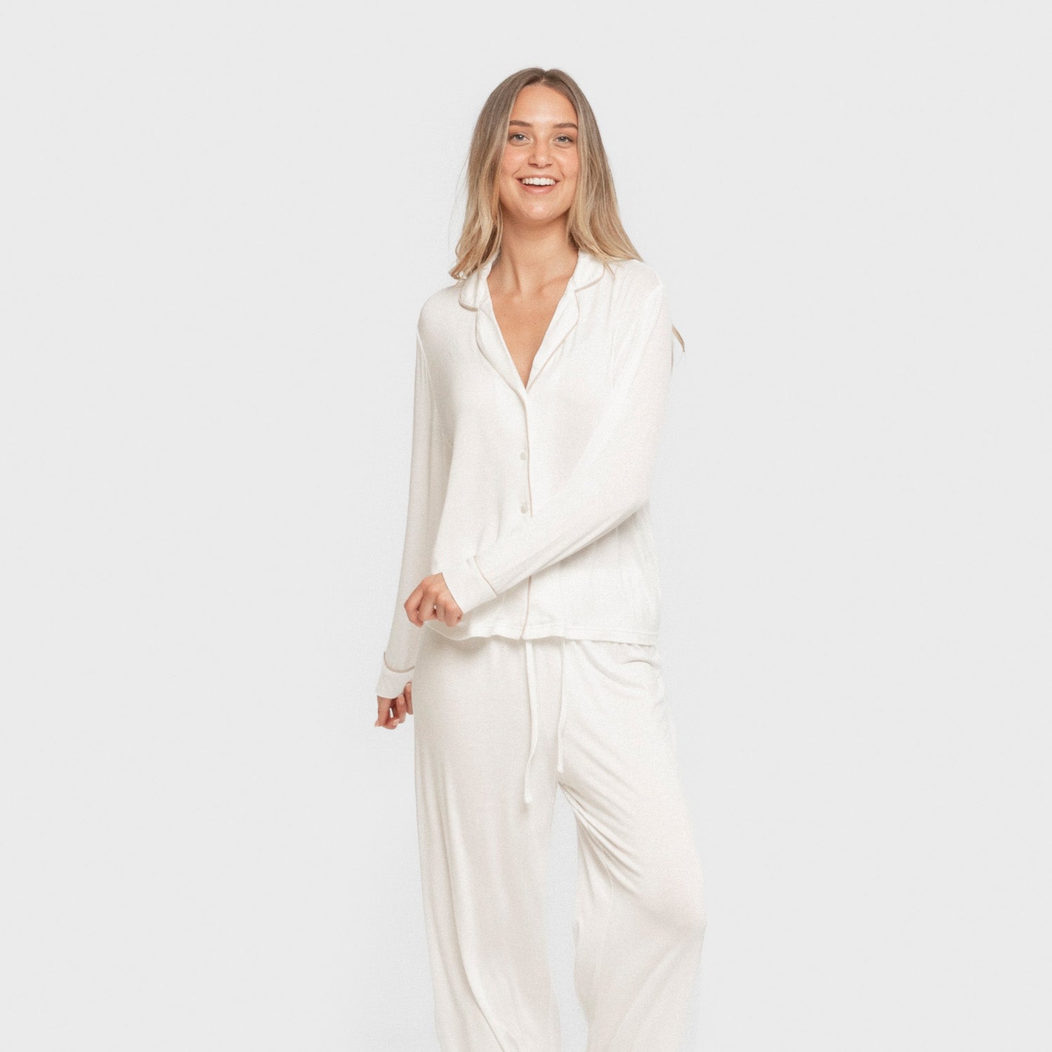 Pijama feminino de manga comprida em viscose, branco natural.
